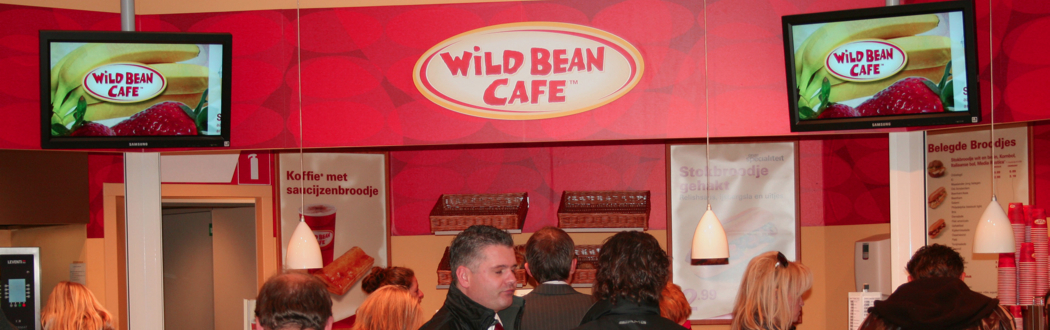Wat doe je als je onderweg bent en moet tanken en honger hebt? Dan heb je genoeg keuze bij een Wild Bean Café!